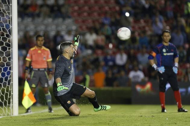 Former player of FC Barcelona Barca Vítor Baia (L) tries to stop a penalty by Mexico during the Match of Legends Barcelona Vs. Mexico at La Corregidora stadium in Queretaro, Mexico, 01 April 2016. Match of Legends Barcelona Vs. Mexico !ACHTUNG: NUR REDAKTIONELLE NUTZUNG!  MEX50 20160402-635951779082949619