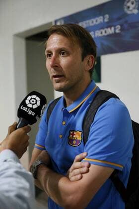 Former player of FC Barcelona Barca Gaizka Mendieta speaks with journalists after he Match of Legends Barcelona Vs. Mexico at La Corregidora stadium in Queretaro, Mexico, 01 April 2016. Match of Legends Barcelona Vs. Mexico !ACHTUNG: NUR REDAKTIONELLE NUTZUNG!  MEX50 20160402-635951784697077619