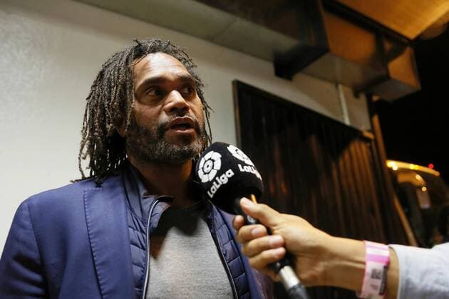 Former player of FC Barcelona Barca Christian Karembeu speaks with journalists after he Match of Legends Barcelona Vs. Mexico at La Corregidora stadium in Queretaro, Mexico, 01 April 2016. Match of Legends Barcelona Vs. Mexico !ACHTUNG: NUR REDAKTIONELLE NUTZUNG!  MEX50 20160402-635951786589357619