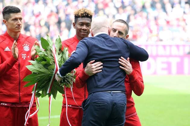 Muenchen Franck Ribery (FC Bayern Muenchen) bekommt von Sportdirektor Matthias Sammer (FC Bayern Muenchen) einen Blumenstrauss fuer das 200 Bundesligaspiel, FC Bayern Muenchen vs. Eintracht Frankfurt, Fussball, 1.Bundesliga, 02.04.2016, Copyright: Langerx xEibner-Pressefoto EP_HLR