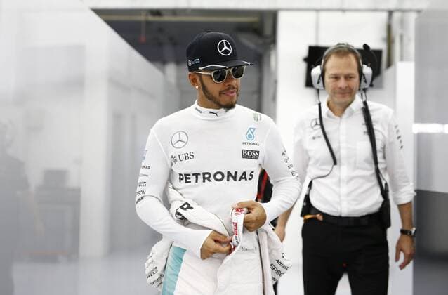 Formel 1, GP Bahrain Motorsports: FIA Formula One World Championship WM Weltmeisterschaft 2016, Grand Prix of Bahrain, 44 Lewis Hamilton (GBR, Mercedes AMG Petronas Formula One Team), xHOCHxZWEIx