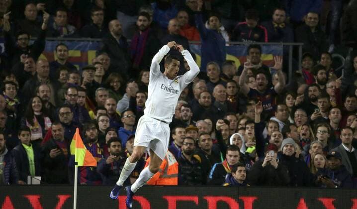 Bilder des Tages - SPORT Real Madrid Protuguese forward Cristiano Ronaldo celebrates the goal of the victory over FC Barcelona Barca during a Liga Primera Division 31st journey match held at Camp Nou stadium in Barcelona, Catalonia, Spain, 02 April 2016. FC BARCELONA VS REAL MADRID !ACHTUNG: NUR REDAKTIONELLE NUTZUNG!  BCN054 20160402-635952337738776059