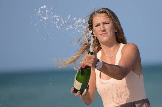 Tennis, Miami Open Siegerin Victoria Azarenka beim Fotoshooting am Crandon Park Beach April 2, 2016 - Miami, Florida, United States - VICTORIA AZARENKA poses at Crandon Park Beach after winning the Miami Open. Tennis 2016 - Miami Open - Day 13 - ZUMAl132