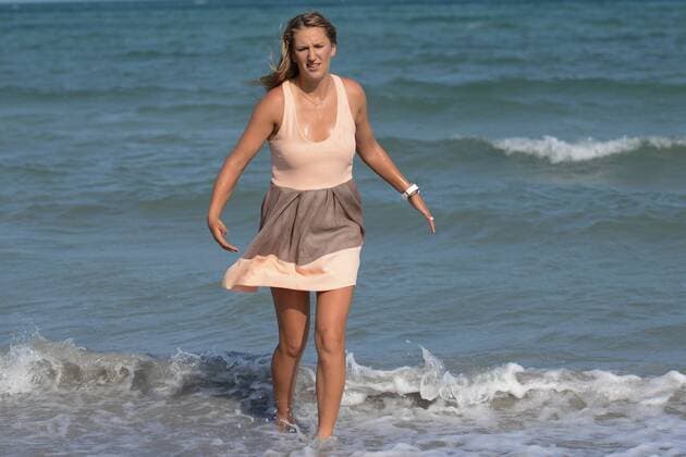 Tennis, Miami Open Siegerin Victoria Azarenka beim Fotoshooting am Crandon Park Beach April 2, 2016 - Miami, Florida, United States - VICTORIA AZARENKA poses at Crandon Park Beach after winning the Miami Open. Tennis 2016 - Miami Open - Day 13 - ZUMAl132