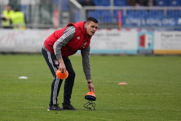 Thomas Wörle (Thomas Woerle, Trainer, FCB) stellt Hütchen auf, Freisteller, Einzelbild, Aktion, Action, Fussball, DFB-Pokal der Frauen, SC Sand - FC Bayern München, xozx