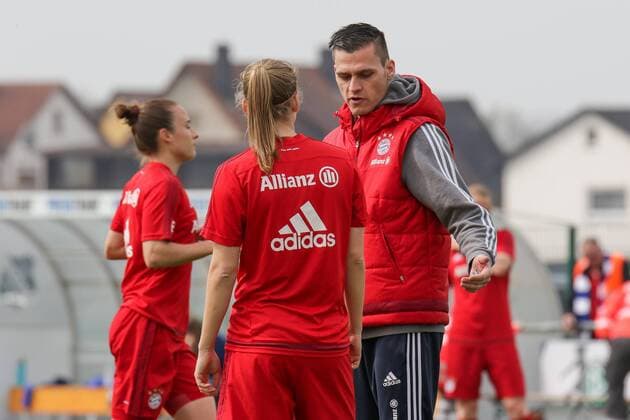 v.li.: Vivianne Miedema (FCB, 10) im Gespräch mit Thomas Wörle (Thomas Woerle, Trainer, FCB), Fussball, DFB-Pokal der Frauen, SC Sand - FC Bayern München, xozx