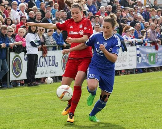 v.li.: Melanie Leupolz (FCB, 8), Laura Vetterlein (Sand, 26), Fussball, DFB-Pokal der Frauen, SC Sand - FC Bayern München, xozx