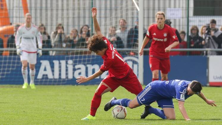 v.li.: Mana Iwabuchi (FCB, 13), Julia Zirnstein (Sand, 8), Zweikampf, Duell, duel, tackle, Dynamik, Action, Aktion, Fussball, DFB-Pokal der Frauen, SC Sand - FC Bayern München, xozx