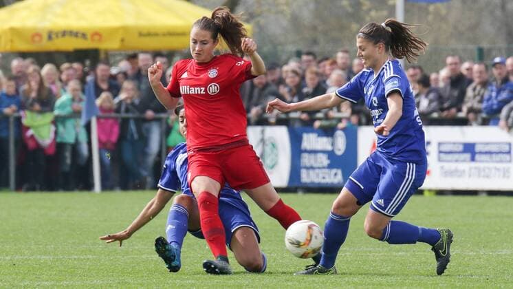 v.li.: Chioma Igwe (Sand, 4), Sara Ilonka Däbritz (Sara Daebritz, FCB, 33), Claire Savin (Sand, 17), Zweikampf, Duell, duel, tackle, Dynamik, Action, Aktion, Fussball, DFB-Pokal der Frauen, SC Sand - FC Bayern München, xozx