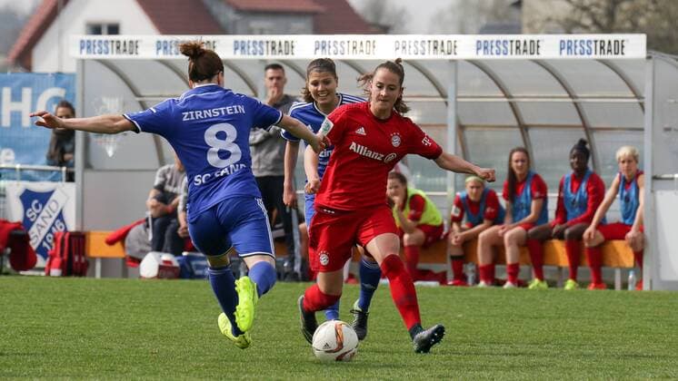 v.li.: Julia Zirnstein (Sand, 8), Claire Savin (Sand, 17), Sara Ilonka Däbritz (Sara Daebritz, FCB, 33), Fussball, DFB-Pokal der Frauen, SC Sand - FC Bayern München, xozx