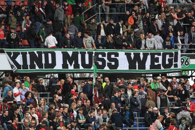 Deutschland, Hannover , HDI Arena, Fussball, 1. Bundesliga, Saison 2015 2016 , Hannover 96 - Hamburger SV die Fans von Hannover fordern die Rauschmiss von Präsident Martin Kind(Hannover) verpiss dich