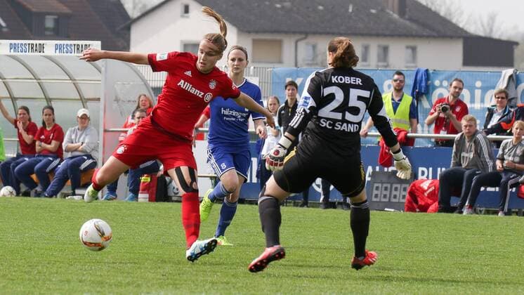 v.li.: Vivianne Miedema (FCB, 10) umkurvt Kristina Kober (Torwart, Sand, 25) und erzielt das Tor zum 0:1, Treffer, Torerfolg, Fussball, DFB-Pokal der Frauen, SC Sand - FC Bayern München, xozx