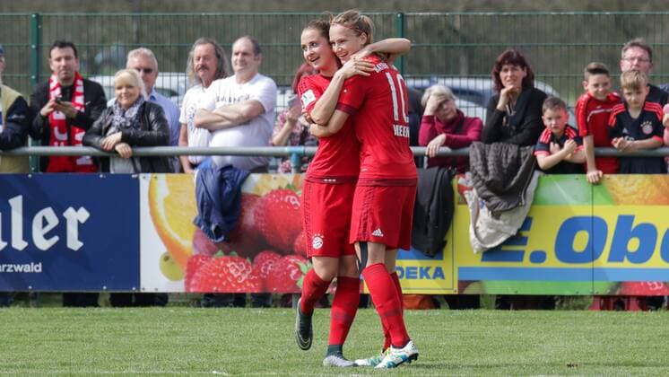 v.li.: Sara Ilonka Däbritz (Sara Daebritz, FCB, 33) jubelt mit Torschützin Vivianne Miedema (FCB, 10) über das Tor zum 0:1, Jubel, Torjubel, Torerfolg, celebrate the goal, goal, celebration, Jubel ueber das Tor, optimistisch, Action, Aktion, Fussball, DFB-Pokal der Frauen, SC Sand - FC Bayern München, xozx