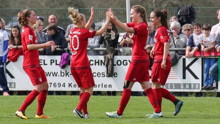 v.li.: Melanie Leupolz (FCB, 8), Leonie Maier (FCB, 20), Torschützin Vivianne Miedema (FCB, 10), Sara Ilonka Däbritz (Sara Daebritz, FCB, 33), 0:1, Jubel, Torjubel, Torerfolg, celebrate the goal, goal, celebration, Jubel ueber das Tor, optimistisch, Action, Aktion, Fussball, DFB-Pokal der Frauen, SC Sand - FC Bayern München, xozx