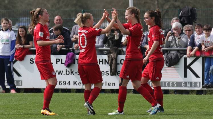 v.li.: Melanie Leupolz (FCB, 8), Leonie Maier (FCB, 20), Torschützin Vivianne Miedema (FCB, 10), Sara Ilonka Däbritz (Sara Daebritz, FCB, 33), 0:1, Jubel, Torjubel, Torerfolg, celebrate the goal, goal, celebration, Jubel ueber das Tor, optimistisch, Action, Aktion, Fussball, DFB-Pokal der Frauen, SC Sand - FC Bayern München, xozx