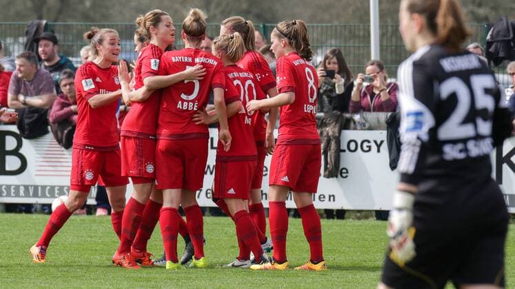 Spielerinnen des FC Bayern München jubeln über das Tor zum 0:1, Jubel, Torjubel, Torerfolg, celebrate the goal, goal, celebration, Jubel ueber das Tor, optimistisch, Action, Aktion, Fussball, DFB-Pokal der Frauen, SC Sand - FC Bayern München, xozx