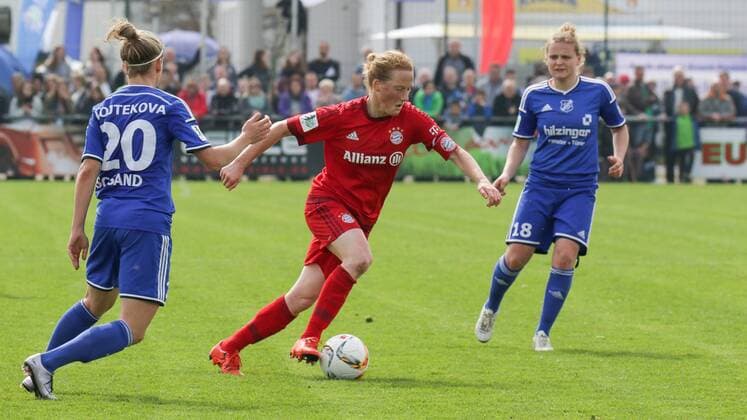 v.li.: Jana Vojtekova (Sand, 20), Melanie Behringer (FCB, 7), Dominika Skorvankova (Sand, 18), Fussball, DFB-Pokal der Frauen, SC Sand - FC Bayern München, xozx