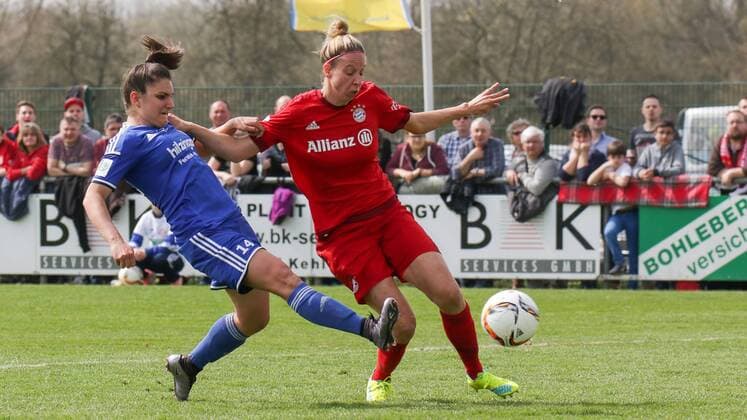v.li.: Jovana Damnjanovic (Sand, 14) erzielt das Tor zum 1:1, Ausgleich, Caroline Abbe (FCB, 5) kommt zu spät, Treffer, Torerfolg, Fussball, DFB-Pokal der Frauen, SC Sand - FC Bayern München, xozx
