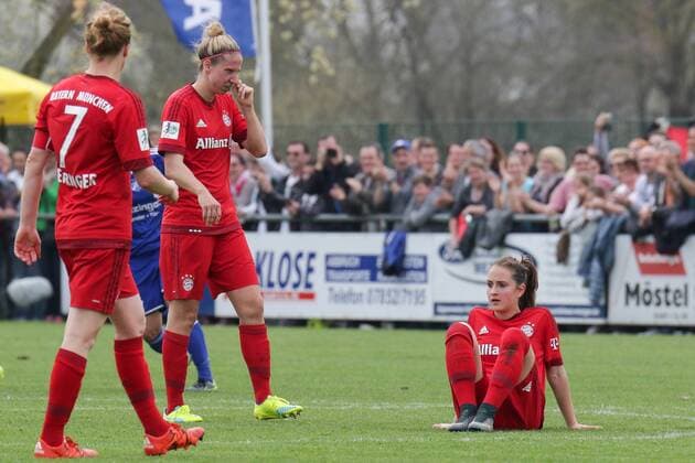v.li.: Melanie Behringer (FCB, 7), Caroline Abbe (FCB, 5), Sara Ilonka Däbritz (Sara Daebritz, FCB, 33), enttäuscht schauend, Enttäuschung, Frustration, disappointed, pessimistisch, nach dem Pokalaus, Fussball, DFB-Pokal der Frauen, SC Sand - FC Bayern München, xozx