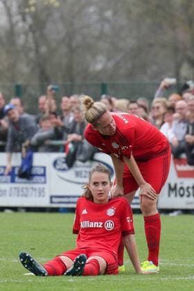 v.li.: Sara Ilonka Däbritz (Sara Daebritz, FCB, 33), Caroline Abbe (FCB, 5),enttäuscht schauend, Enttäuschung, Frustration, disappointed, pessimistisch nach Pokalaus, Fussball, DFB-Pokal der Frauen, SC Sand - FC Bayern München, xozx