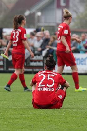 v.li.: Sara Ilonka Däbritz (Sara Daebritz, FCB, 33), Viktoria Schnaderbeck (FCB, 25), Caroline Abbe (FCB, 5) enttäuscht schauend, Enttäuschung, Frustration, disappointed, pessimistisch, nach Pokalaus, Fussball, DFB-Pokal der Frauen, SC Sand - FC Bayern München, xozx