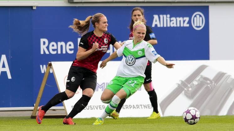 Fußball, DFB-Pokal Frauen, VfL Wolfsburg - SC Freiburg; v.l. Carolin Schiewe (Freiburg, 33) gegen Julia Simic (Wolfsburg, 31) Zweikampf, Duell, duell, tackle, Tackling, Aktion, action. xtgx
