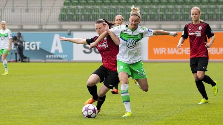 Fußball, DFB-Pokal Frauen, VfL Wolfsburg - SC Freiburg; v.l. Jobina Verena Lahr (Freiburg, 19) gegen Alexandra Popp (Alex Popp, Wolfsburg, 11) Zweikampf, Duell, duell, tackle, Tackling, Aktion, action. xtgx