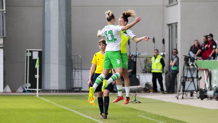 Fußball, DFB-Pokal Frauen, VfL Wolfsburg - SC Freiburg; Alexandra Popp (Alex Popp, Wolfsburg, 11) und Luisa Wensing (Wolfsburg, 2) Jubel, Torjubel, Freude, Emotion, Torerfolg, Aktion, action, goal, goal celebration, celebrates. xtgx