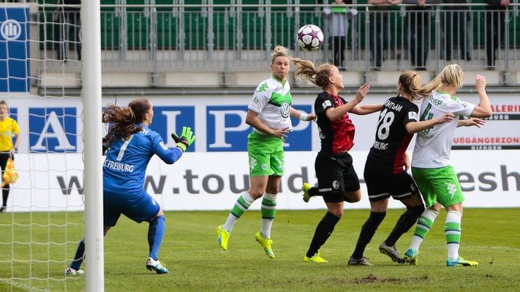 Fußball, DFB-Pokal Frauen, VfL Wolfsburg - SC Freiburg; Alexandra Popp (Alex Popp, Wolfsburg, 11) Torschützin zum 1:0 ,scores the goal, Tor, Torschuss, Abschluss, Torabschluss, Torerfolg, Aktion, action. xtgx