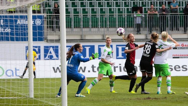 Fußball, DFB-Pokal Frauen, VfL Wolfsburg - SC Freiburg; Alexandra Popp (Alex Popp, Wolfsburg, 11) Torschützin zum 1:0 ,scores the goal, Tor, Torschuss, Abschluss, Torabschluss, Torerfolg, Aktion, action. xtgx