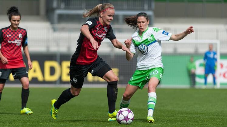 v.li.: Lena Petermann (SC Freiburg, 22) im Zweikampf mit Elise Bussaglia (VfL Wolfsburg, 30), Fussball, DFB-Pokal der Frauen, VfL Wolfsburg - SC Freiburg, xobx