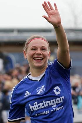 Christine Veth (Sand, 9) winkt ins Publikum, Sieger, Gewinner, Freude, freundlich, fröhlich, strahlend, optimistisch, Einzug ins Finale, Endspiel, Fussball, DFB-Pokal der Frauen, SC Sand - FC Bayern München, xozx