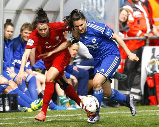 SC Sand - FC Bayern München Nora HOLSTAD, FCB - Jovana DAMNJANOVIC, SC Sand, Aktion quer, Fußball, Frauen, DFB-Pokal, Halbfinale, Saison 2015 2016