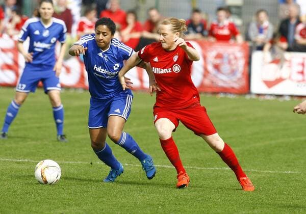 SC Sand - FC Bayern München Chioma Nisa IGWE, SC Sand - Melanie BEHRINGER, FCB, Aktion quer, Fußball, Frauen, DFB-Pokal, Halbfinale, Saison 2015 2016