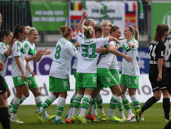 Wolfsburg VfL vs Freiburg, DFB Pokal Frauen Wolfsburg, Deutschland. 03.04.2016, FUßBALL - VfL Wolfsburg vs SC Freiburg, DFB Pokal Halbfinale, Saison 2015 16. Bild zeigt: Alexandra Popp (VfL Wolfsburg) jubelt mit der Mannschaft nach ihrem Tor zum 1:0