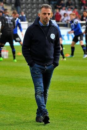 Trainer Tomas ORAL (FSV Frankfurt). hat heute kein FSV Wappen auf der Brust sondern ein DFB-LOGO Deutschland, Frankfurt: Fussball, 2. Liga: FSV Frankfurt vs. 1.FC Nuernberg am 03.04.2016, Frankfurter Volksbank Stadion.