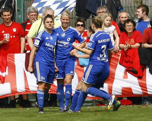 SC Sand - FC Bayern München Jubel SC Sand, li. Torschützi Jovana DAMNJANOVIC, SC Sand, nach Tor zum 1-1, quer, Fußball, Frauen, DFB-Pokal, Halbfinale, Saison 2015 2016