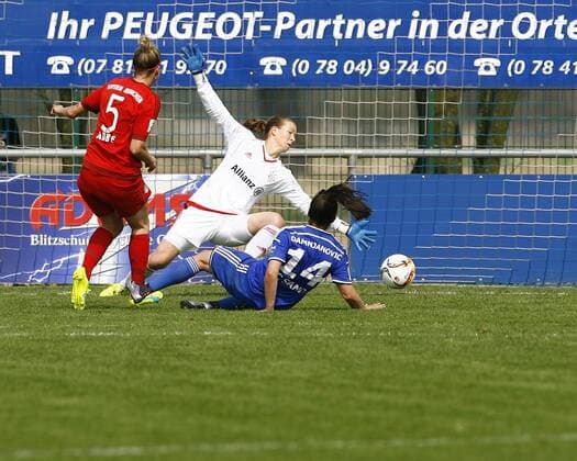 SC Sand - FC Bayern München Caroline ABBE, FCB und Tinja-Riikka KORPELA, Torwart FCB - Jovana DAMNJANOVIC, SC Sand, Tor zum 1-1, Aktion quer, Fußball, Frauen, DFB-Pokal, Halbfinale, Saison 2015 2016