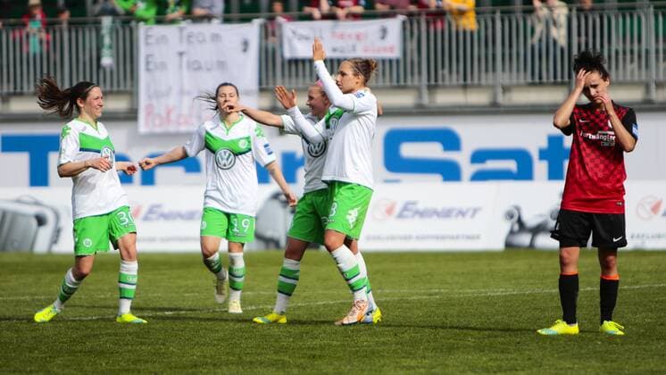 Fußball, DFB-Pokal Frauen, VfL Wolfsburg - SC Freiburg; Babett Peter (Wolfsburg, 8) Jubel, Torjubel, Freude, Emotion, Torerfolg, Aktion, action, goal, goal celebration, celebrates. Lina Maria Magull (Freiburg, 16) enttäuscht, frustriert, niedergeschlagen Enttäuschung, Frust, disappointed. xtgx