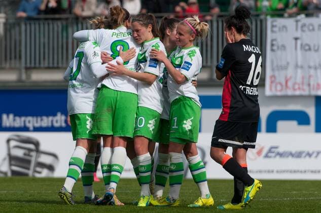 Die Spielerinnen des VfL Wolfsburg mit Torjubel, Jubel, Freude über das Tor zum 2:0, Lina Magull (SC Freiburg, 16) enttäuscht schauend, Enttäuschung, Fussball, DFB-Pokal der Frauen, VfL Wolfsburg - SC Freiburg, xobx