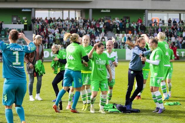 Fußball, DFB-Pokal Frauen, VfL Wolfsburg - SC Freiburg; VfL Wolfsburg bedankt sich bei Fans, Dank, bedanken, feiern Jubel nach dem Abpfiff, Jubel nach Spielende, Freude, Emotion. xtgx