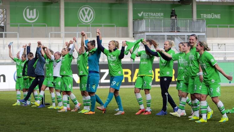 Fußball, DFB-Pokal Frauen, VfL Wolfsburg - SC Freiburg; VfL Wolfsburg bedankt sich bei Fans, Dank, bedanken, feiern Jubel nach dem Abpfiff, Jubel nach Spielende, Freude, Emotion. xtgx