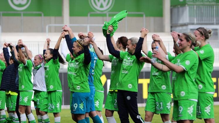 Fußball, DFB-Pokal Frauen, VfL Wolfsburg - SC Freiburg; VfL Wolfsburg bedankt sich bei Fans, Dank, bedanken, feiern Jubel nach dem Abpfiff, Jubel nach Spielende, Freude, Emotion. xtgx