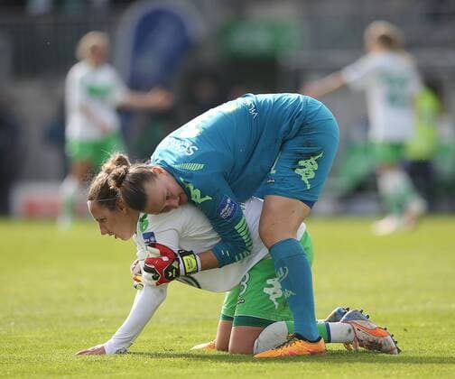 Themen der Woche SPORT Bilder des Tages - Sport Freude bei Almuth Schult (VfL Wolfsburg) und Babett Peter (VfL Wolfsburg)