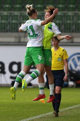 Torjubel von Alexandra Popp mit Luisa Wensing (VfL Wolfsburg)