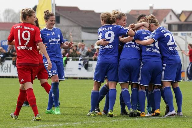 Bilder des Tages - Sport Spielerinnen des SC Sand jubeln über das 2:1 Siegtor, Jubel, Torjubel, Torerfolg, celebrate the goal, goal, celebration, Jubel ueber das Tor, optimistisch, Action, Aktion, Sieger, Gewinner, Einzug ins Finale, Endspiel, Fussball, DFB-Pokal der Frauen, SC Sand - FC Bayern München, xozx