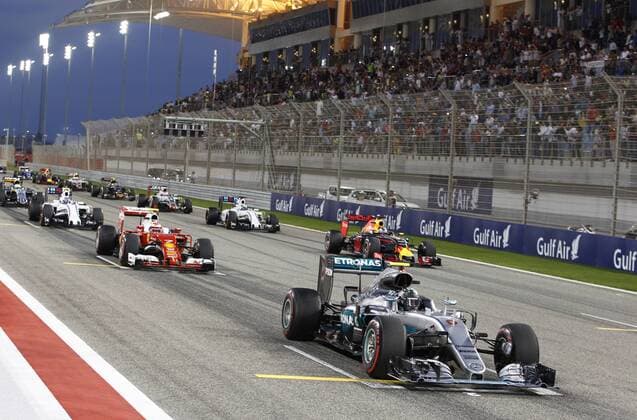Motorsports: FIA Formula One World Championship WM Weltmeisterschaft 2016, Grand Prix of Bahrain, 6 Nico Rosberg (GER, Mercedes AMG Petronas Formula One Team), 7 Kimi Raikkonen (FIN, Scuderia Ferrari), 3 Daniel Ricciardo (AUS, Red Bull Racing), start, mass, Masse, Menge, viele, many xHOCHxZWEIx