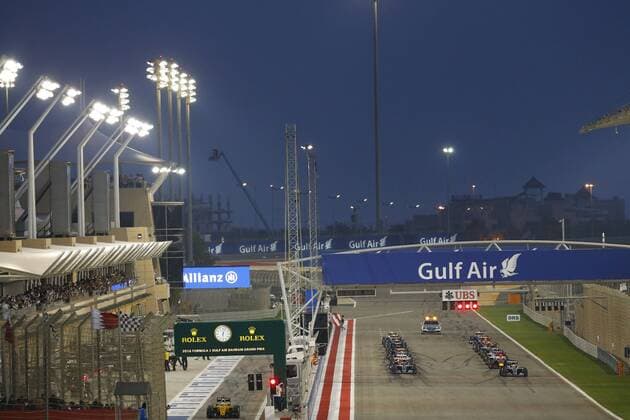 Motorsports: FIA Formula One World Championship WM Weltmeisterschaft 2016, Grand Prix of Bahrain, 6 Nico Rosberg (GER, Mercedes AMG Petronas Formula One Team), 44 Lewis Hamilton (GBR, Mercedes AMG Petronas Formula One Team), 77 Valtteri Bottas (FIN, Williams Martini Racing), start, mass, Masse, Menge, viele, many xHOCHxZWEIx