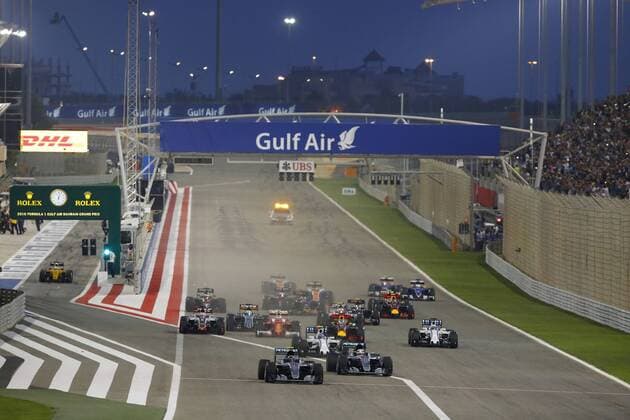 Bilder des Tages - Sport Motorsports: FIA Formula One World Championship WM Weltmeisterschaft 2016, Grand Prix of Bahrain, 6 Nico Rosberg (GER, Mercedes AMG Petronas Formula One Team), 44 Lewis Hamilton (GBR, Mercedes AMG Petronas Formula One Team), 77 Valtteri Bottas (FIN, Williams Martini Racing), start, mass, Masse, Menge, viele, many xHOCHxZWEIx
