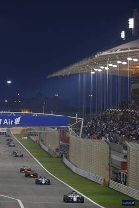 Motorsports: FIA Formula One World Championship WM Weltmeisterschaft 2016, Grand Prix of Bahrain, 19 Felipe Massa (BRA, Williams Martini Racing), 77 Valtteri Bottas (FIN, Williams Martini Racing), start, mass, Masse, Menge, viele, many xHOCHxZWEIx